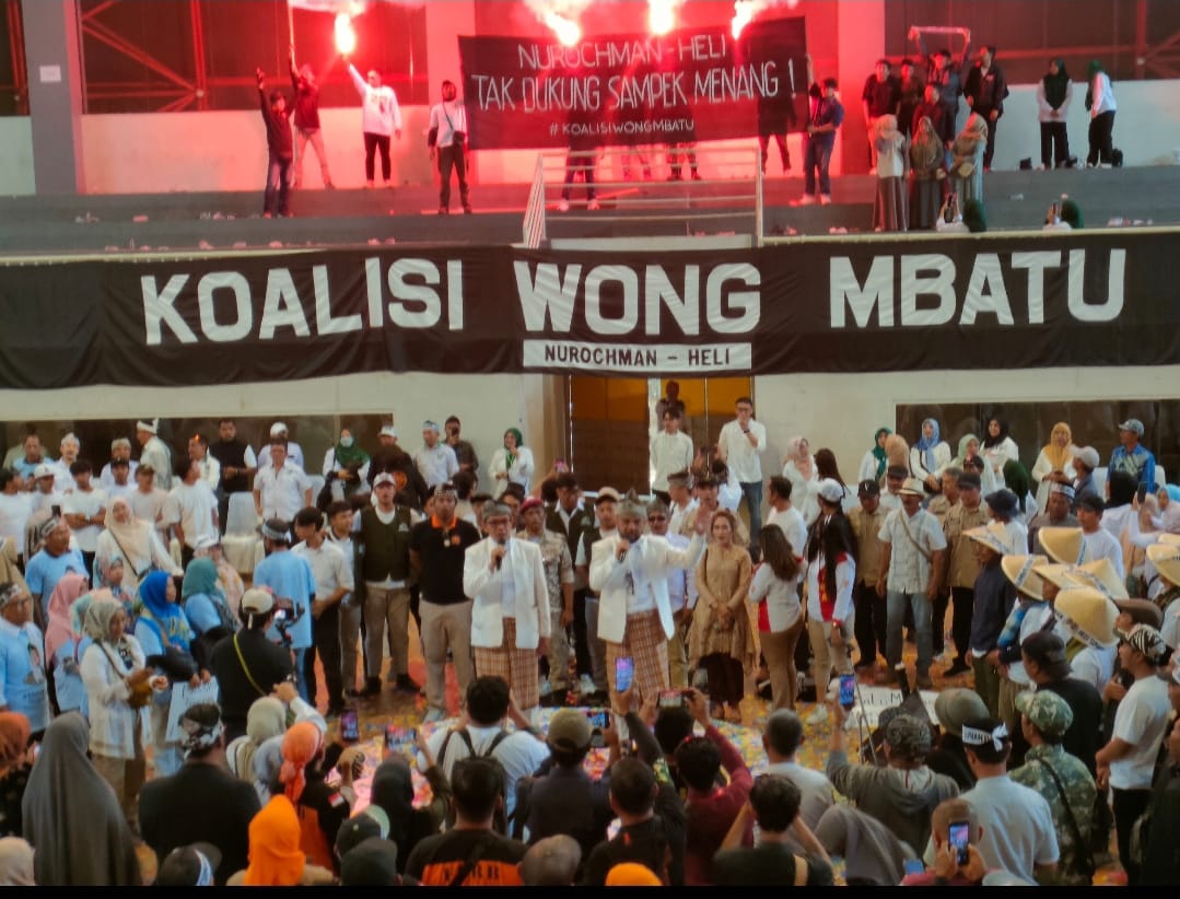 TUMPLEK BLEK: Ribuan pendukungan pasangan Cawali Kota Batu Nurochman-Heli Suyanto disambut ribuan masyarakat di GOR Gajah Mada setelah menaftarkan diri ke KPU, Rabu (28/8)