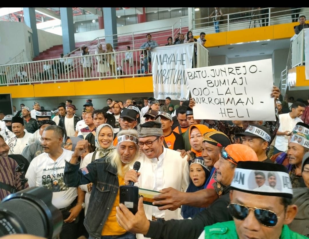 DEKAT DENGAN WARGA: Nurochman diserbu para pendukungnya untuk meminta foto saat di GOR Gajah Mada.
