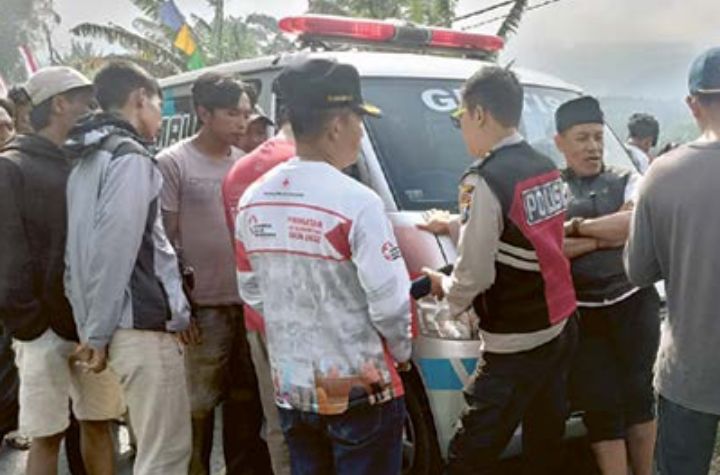 EVAKUASI: Polisi dan warga mengevakuasi jasad remaja asal Blitar yang meninggal di selokan sawah Dusun Sumbersari, kemarin (1/9).