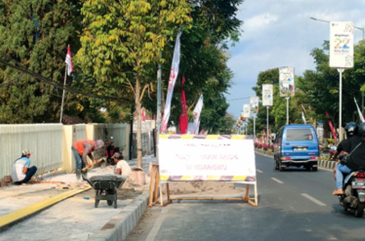 PROGRES: Perbaikan trotoar di Jalan Diponegoro tinggal pemasangan guiding block.