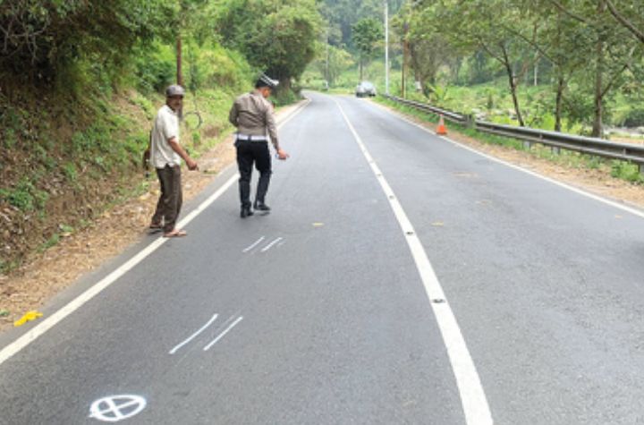 WASPADA: Polisi saat olah TKP kecelakaan di Jalan Abdul Manan, Kecamatan Pujon, Kabupaten Malang, Agustustus lalu.
