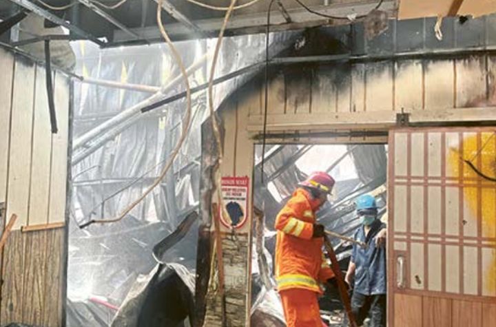 PADAM: Petugas Damkar Kota Batu melakukan pendinginan wahana rumah hantu Legend Star Jatim Park 3 yang terbakar kemarin (3/9).