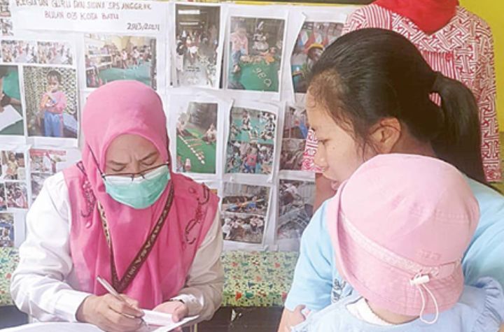 LAYANAN POSYANDU: Salah satu balita mendapat penanganan stunting dari Puskesmas Sisir, Kota Batu.