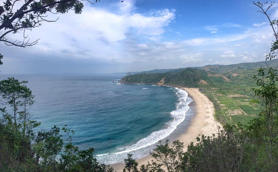 Potret Indah Pantai Modangan dari Atas Bukit (source: instagram?pantaimodangan).