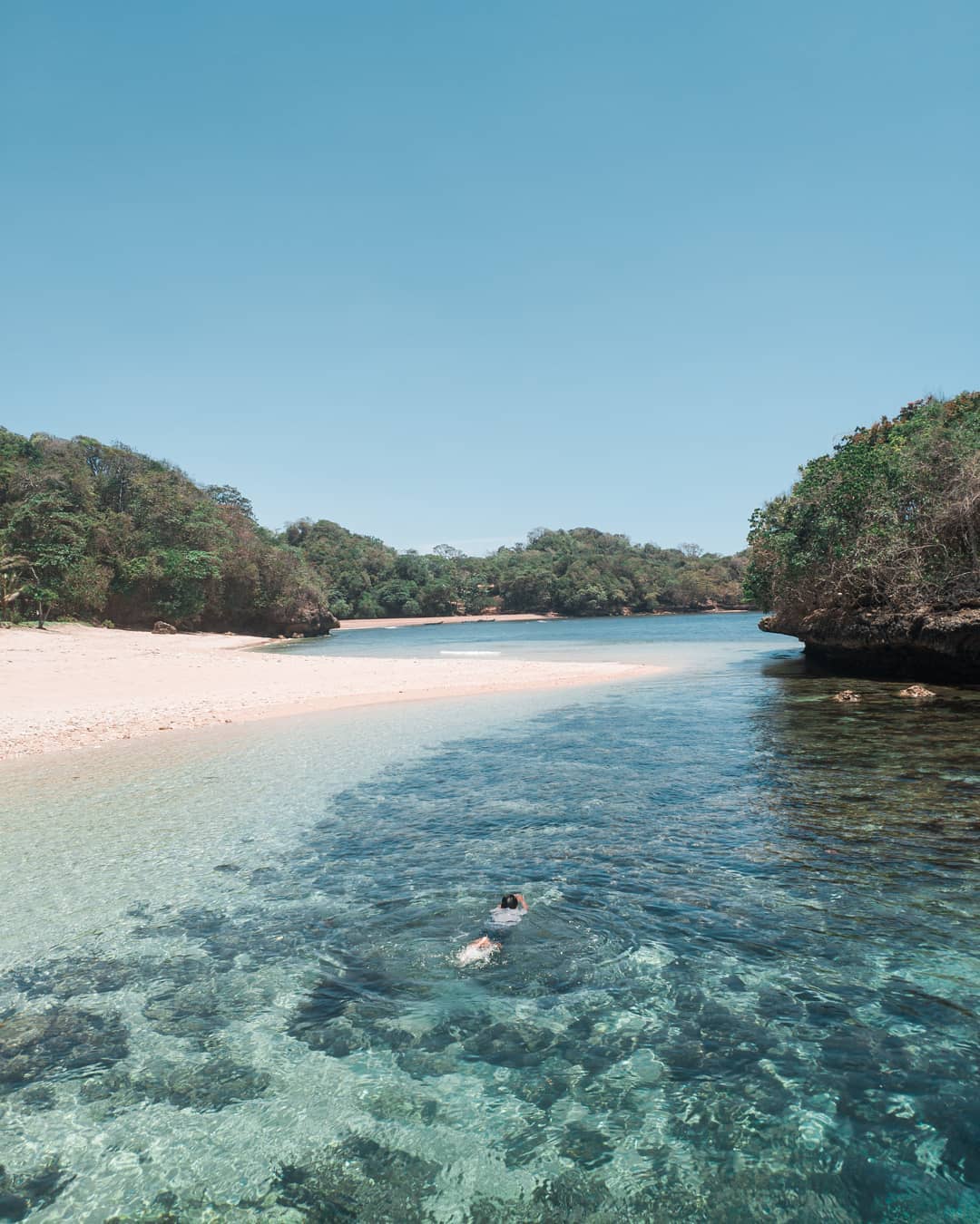 Pantai Berpasir Putih dan Warna Laut Hijau di Pantai Kedung Celeng (source: instagram/naufalhanif_fa).