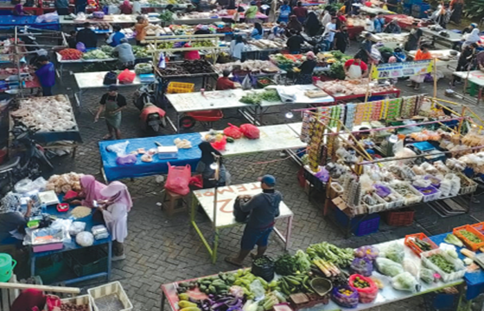 RAMAI: Pasar pagi masih tampak ramai meski 100 pedagang lebih sudah tak aktif kemarin (9/9).