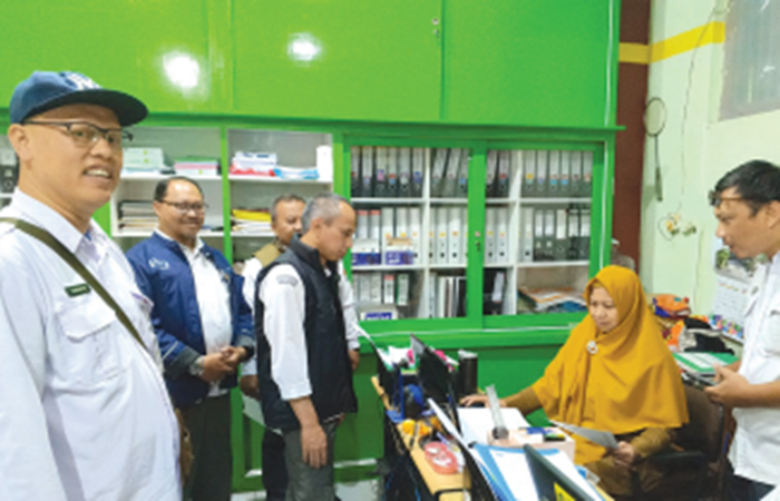 VERIFIKASI: Tim KPU melakukan pengecekan data Firhando Gumelar di Kantor Kecamatan Surabaya kemarin (9/9).