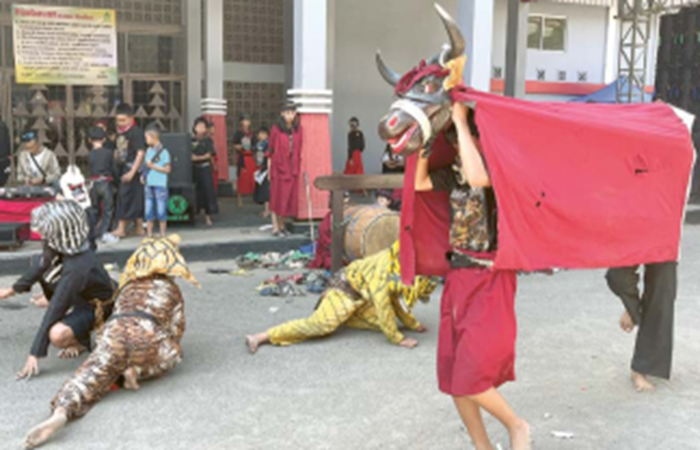 MENARIK: Salah satu grup bantengan asal Kecamatan Batu tampil di acara Car Free Day (CFD) kemarin (15/9)