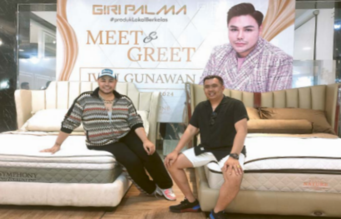 INOVASI: Owner Giri Palma Made Raji Mahendra (kanan) bersama Ivan Gunawan pose di depan dua  prototipe kasur antisakit pinggang yang mereka rancang