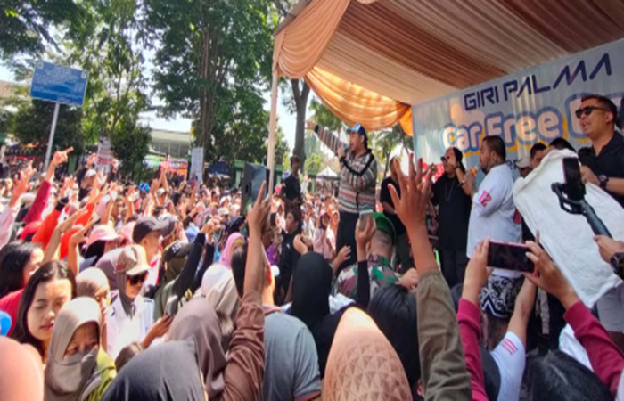 RAMAI: Ratusan pengunjung CFD memadati acara meet and great bersama Ivan Gunawan kemarin (15/9).