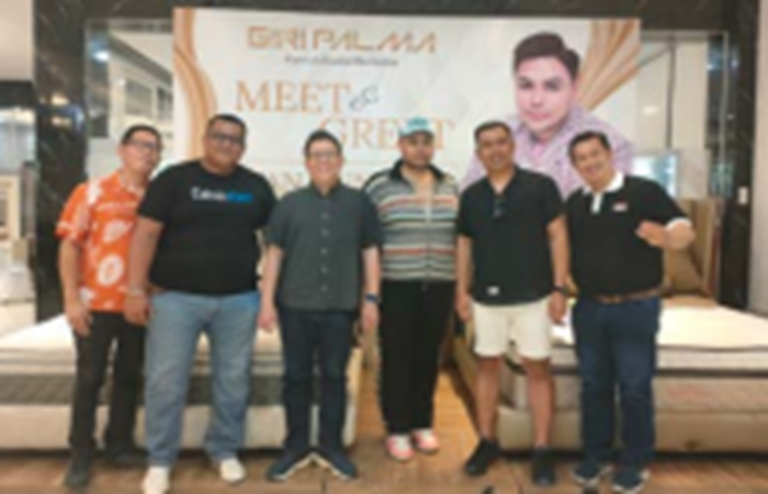 BERSAMA: Ivan Gunawan resmi menjadi brand ambassador Giri Palma berfoto bersama owner dan para investor.