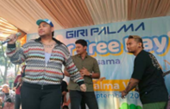 MERIAH: Ivan Gunawan nyanyikan beberapa lagu hibur para penggemar kemarin (15/9)