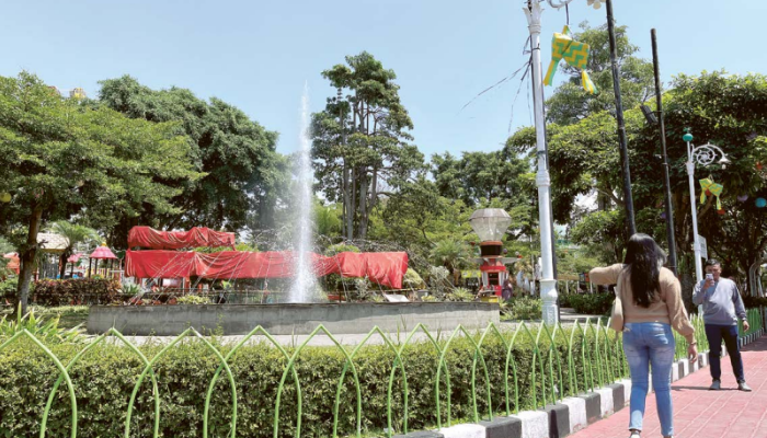 HILANG: Tulisan Alun-Alun Kota Wisata Batu ditutup dengan kain berwarna merah lantaran rusak.