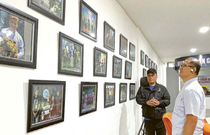 KUNJUNGAN: Pj Wali Kota Batu Aries Agung Paewai ditemani Kepala Disparta Arief As Siddiq sedang  melakukan pengecekan penataan museum dan galeri seni Kota Wisata Batu beberapa hari lalu