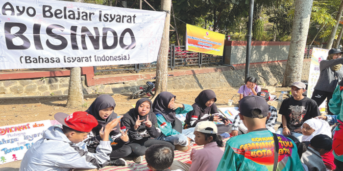 ANTUSIAS: Puluhan pengunjung CFD belajar bahasa isyarat di Jalan Sultan Agung Kota Batu kemarin (22/9)