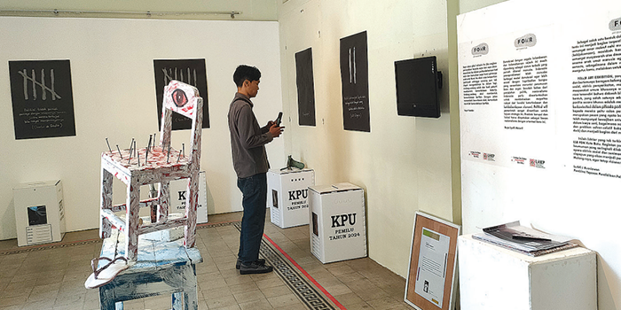 UNIK: Seorang pengunjung sedang melihat instalasi seni Art Exhibition FO(u)R di Srengenge Art Space, kemarin (30/9)