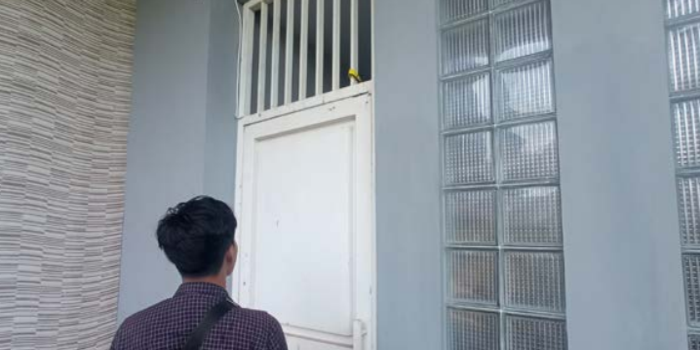 MENCURIGAKAN: Salah satu terali ventilasi terdapat pita kuning menyerupai garis polisi di vila Jalan Indragiri, Desa Pesanggrahan.