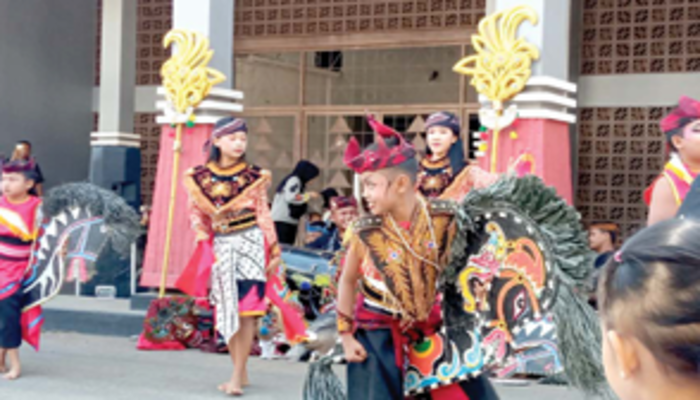 MENARIK: Pengunjung CFD Kota Batu berburu kuliner sambil menikmati pertunjukan kesenian jaranan.