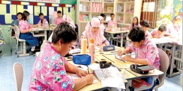 FOKUS: Siswa SD Negeri Ngaglik 1 fokus mengerjakantugas pelajaran beberapa waktu lalu.