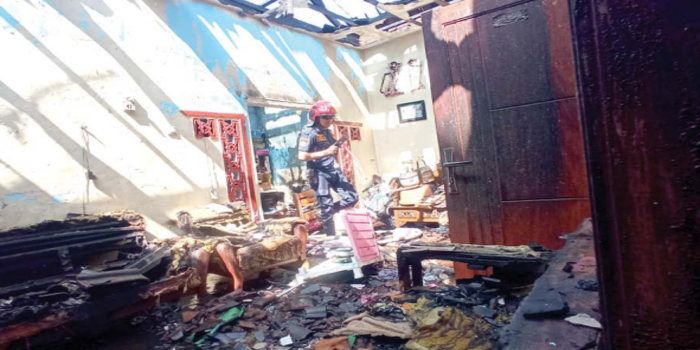 RUSAK: Nyaris semua perabotan rumah warga Kelurahan Temas, Kecamatan Batu hangus terbakar kemarin (9/10)