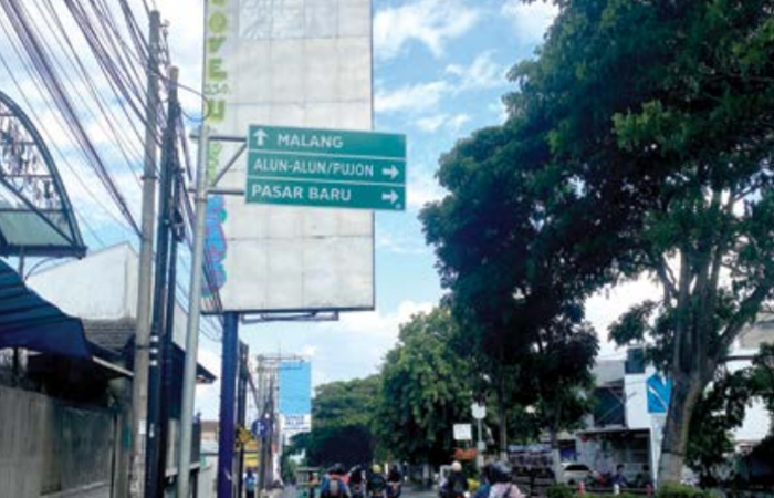 KOSONG: Deretan papan reklame di Jalan Patimura, Kelurahan Temas, Kota Batu tidak ada penyewanya.