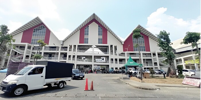 RAMAI: Semua kios di Pasar Induk Among Tani Batu masih belum mengantongi surat izin pemakaian.