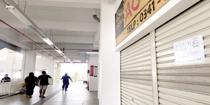 TUTUP: Deretan kios Blok 5 Pasar Induk Among Tani tampak sepi dan tak ada aktivitas jual beli kemarin siang (11/10).