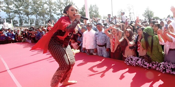SEMARAK: Niken Salindiri membawakan 3 lagu jawa koplo di hadapan ribuan peserta upacara peringatan HUT Ke-23,Kota Batu di Stadion Gelora Brantas emarin (17/8).
