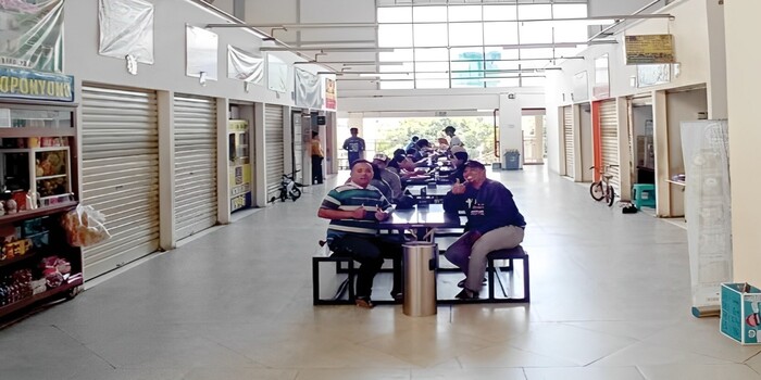 SEPI: Beberapa pengunjung Pasar Induk Among Tani menikmati makanan di zona kuliner di tengah banyaknya kios yang tutup.