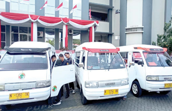 PENGECEKAN: Sopir Kawanku melakukan sejumlah pemeriksaan mesin dan fisik armada untuk menjamin kenyamanan wisatawan.