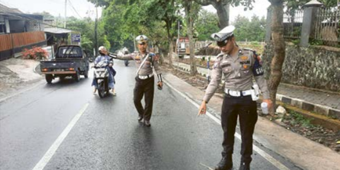 PENGECEKAN: Anggota Satlantas Polres Batu melalukan olah TKP kecelakaan di Jalan Raya Pandanrejo, Desa Pandanrejo, Kecamatan Bumiaji kemarin (23/10).