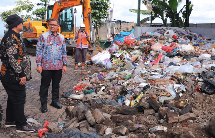 MENUMPUK: Pj Wali Kota Batu Aries Agung Paewai mengecek langsung TPS Pasar Induk Among Tani Batu beberapa waktu lalu.