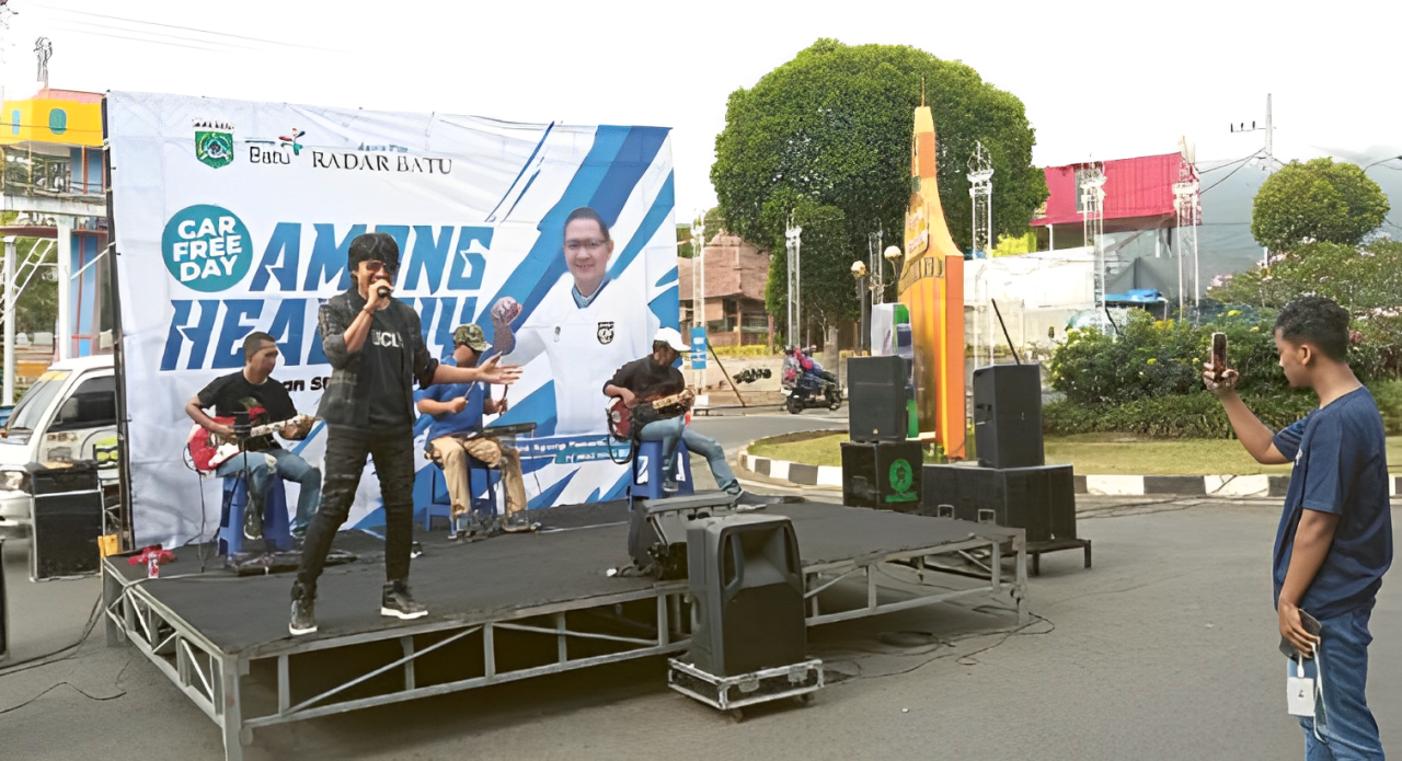 PERFOM: Saka Band membawakan lagu-lagu pop yang populer di tahun 2.000-an dalam event CFD Among Healthy kemarin (27/10).