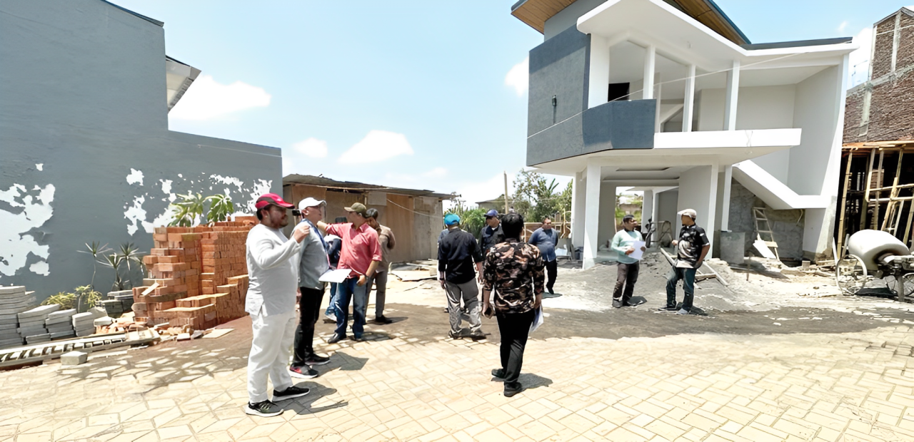 PENINJAUAN LAPANGAN: Disperkim Kota Batu melakukan survei di Perumahan Pesona Indah Kajang, Kecamatan Junrejo beberapa waktu lalu.