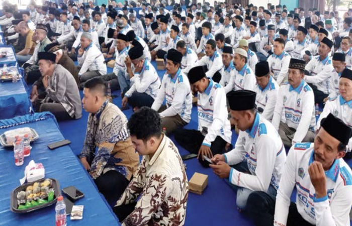 KHIDMAT: Ratusan pengurus dan anggota Koperasi Susu SAE Pujon mengikuti acara peringatan HUT Ke-62 Koperasi Susu SAE Pujon dengan tertib dan khusyuk.