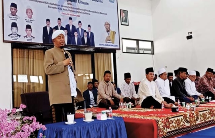 TAUSIYAH: Abuya Nur Hasanuddin saat menyampaikan ceramah di hadapan pengurus dan anggota koperasi. Dia mengajak semua anggota dan pengurus untuk memperbanyak rasa syukur.