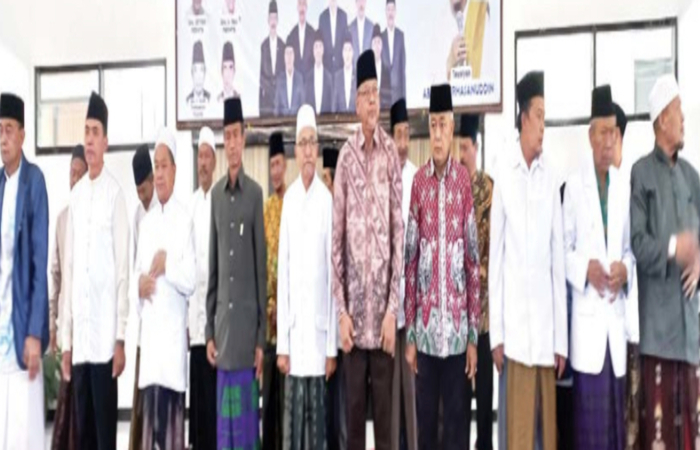 SINERGI: Bupati Malang H.M Sanusi (empat dari kanan) dan mantan Bupati Malang Rendra Kresna (tengah) hadir dalam acara HUT Ke-62 Koperasi Susu Sae Pujon, Rabu (30/10).