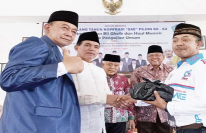 SOSIAL: Ketua Umum Koperasi Susu SAE Pujon H.M Ni&rsquo;am (kanan) menyerahkan santunan untuk anak yatim.