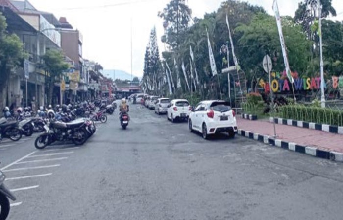 BAKAL STERIL: Area parkir tepi jalan bagian kiri Alun-Alun Kota Wisata Batu akan tersentral ke GOR Ganesha dalam rencana tata ulang Pemkot Batu.