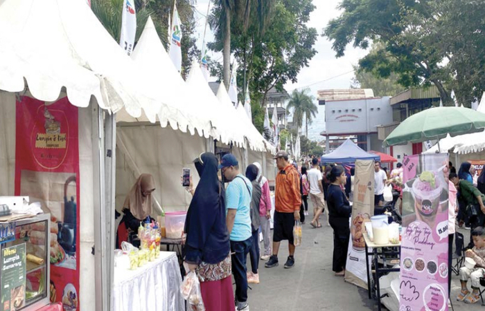 RAMAI: Ratusan PKL selalu sukses menjadi daya tarik CFD Among Healthy. Minggu ini (3/11) ratusan PKL itu akan diboyong ke Halaman Balai Kota Among Tani Batu.