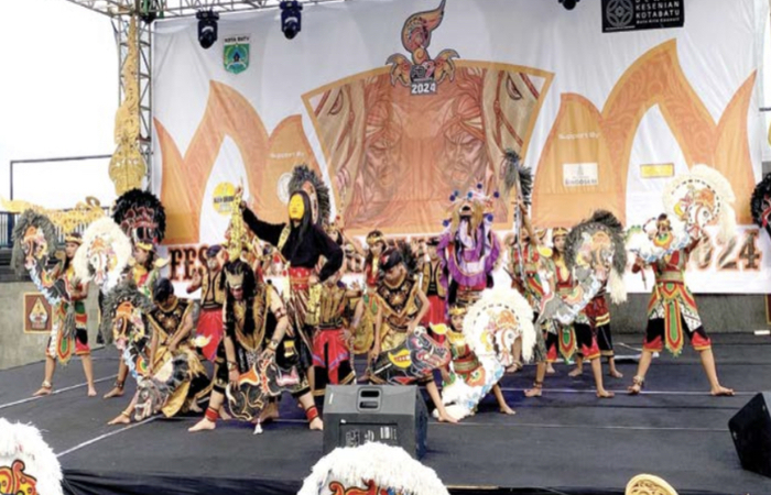 LESTARIKAN BUDAYA: Salah satu peserta Festival Jaranan Kota Batu 2024 menampilkan atraksi pertunjukan Jaran Pegon di Sendratari Arjuna Wiwaha Sabtu (2/11).