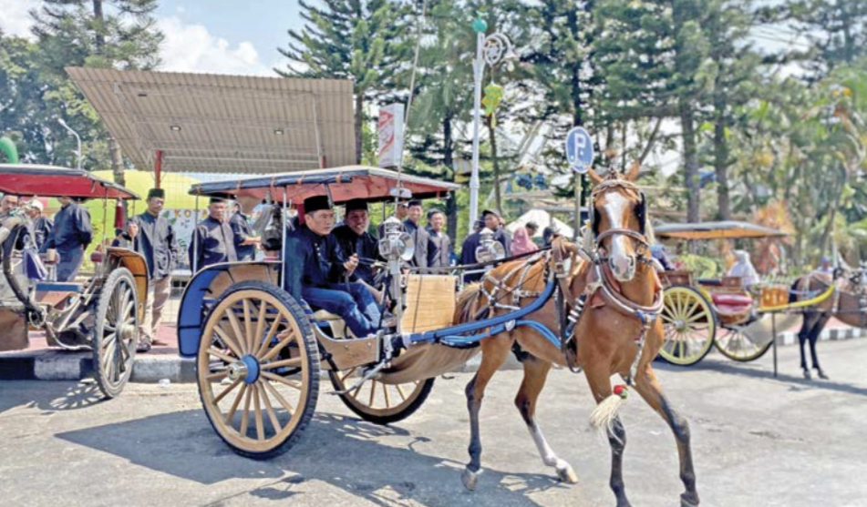 TARIK WISATAWAN: Dokar wisata di kawasan Alun-Alun Kota Wisata Batu diperkenalkan ke wisatawan kemarin (14/11).