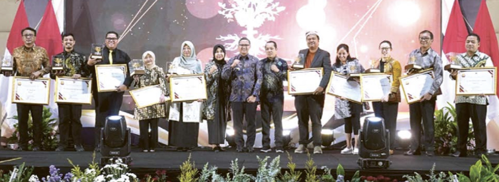 BANGGA: Pj Wali Kota Batu Aries Agung Paewai (tengah) berfoto bersama dengan para pelaku usaha dan investor yang berhasil meraih penghargaan dalam acara Investemen Award 2024 di The Singhasari Resort.