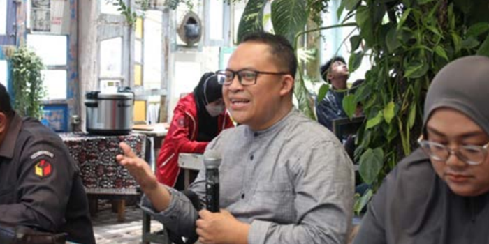MEMBERI ARAHAN: Koordinator Divisi Hukum, Pencegahan, Partisipasi Masyarakat, dan Hubungan Masyarakat Bawaslu Kota Batu Yogi Eka Chalid Farobi menyampaikan materi dalam agenda koordinasi rutin