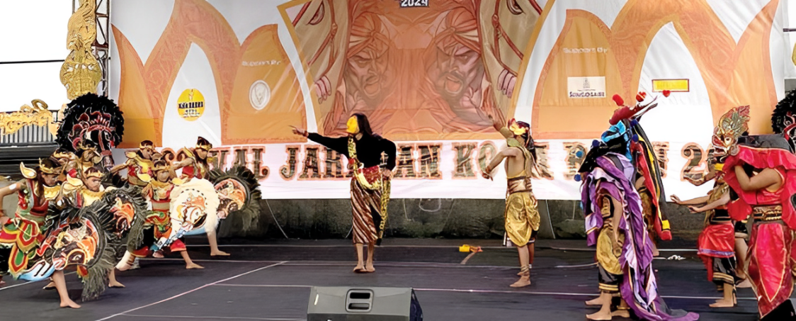 Grup seni dari Sanggar Jaranan Sekar Karya Manunggal (sudah memiliki nomor induk kesenian) dari Kelurahan Ngaglik, Kecamatan Batu, Kota Batu tampil dalam Festival Jaranan