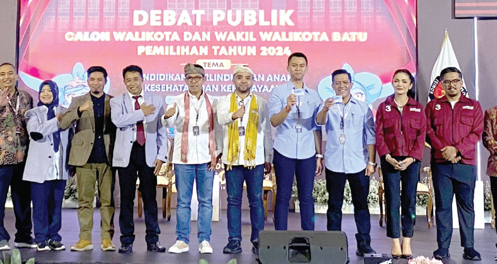 KOMPAK: Ketiga paslon kepala daerah Kota Batu foto bersama dengan Ketua KPU Kota Batu dan para panelis setelah debat publik kedua di The Singhasari Resort pada 8 November lalu.