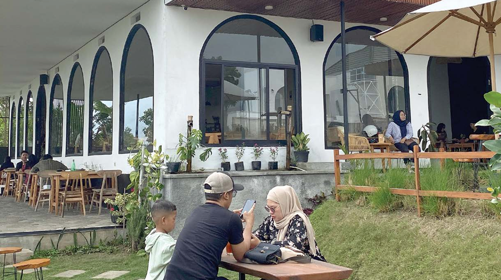 RAMAI PENGUNJUNG: Salah satu kafe di kecamatan Bumiaji menjadi pilihan para pengunjung untuk bersantai bersama keluarga. RORI DINANDA BESTARI/RADAR BATU