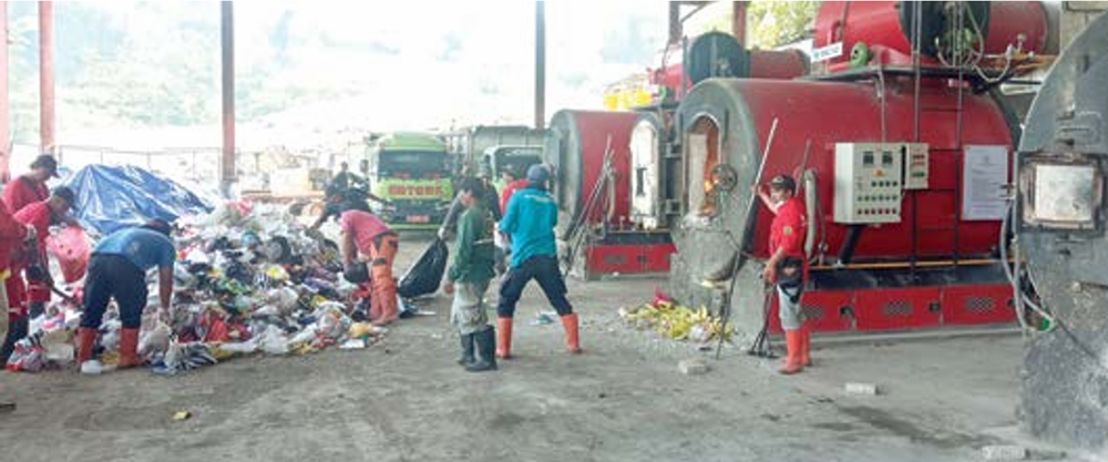 PEMBAKARAN: Petugas TPA Tlekung memasukkan sampah anorganik ke mesin incinerator beberapa waktu lalu. MOH RIZAL/RADAR BATU