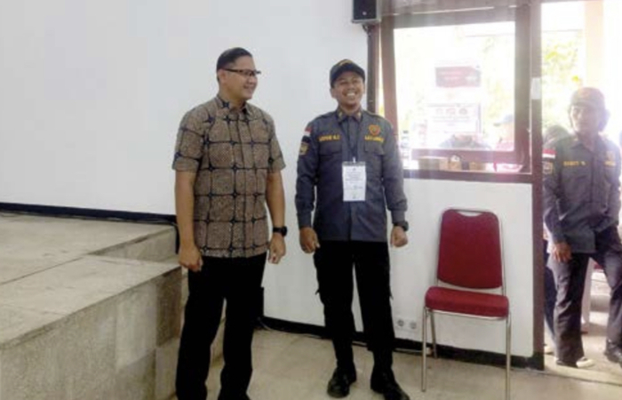 Pj Wali Kota Batu Aries Agung Paewai memantau Tempat Pemungutan Suara (TPS) 18 di UPT Laboratorium Herbal Materia Medica di Jalan Lahor Nomor 87, Desa Pesanggrahan, Kecamatan Batu, Kota Batu, kemarin.