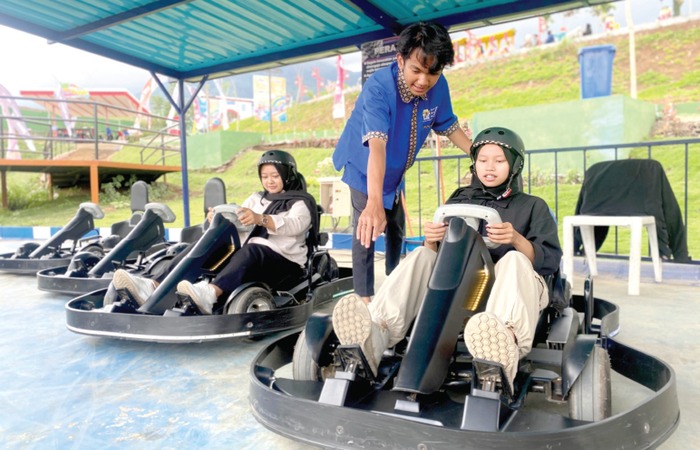 LIBURAN: Wisatawan mencoba salah satu wahana baru di Jawa Timur Park 1 Kota Batu kemarin siang (27/11).